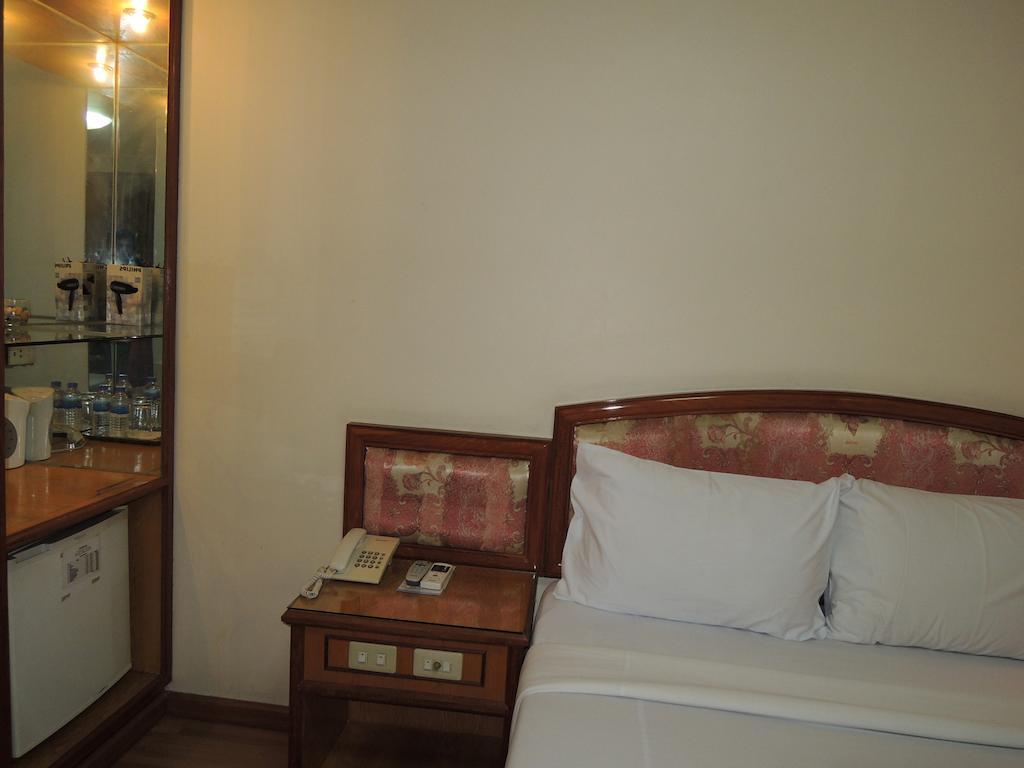 New York Hotel Пном Пен Екстериор снимка