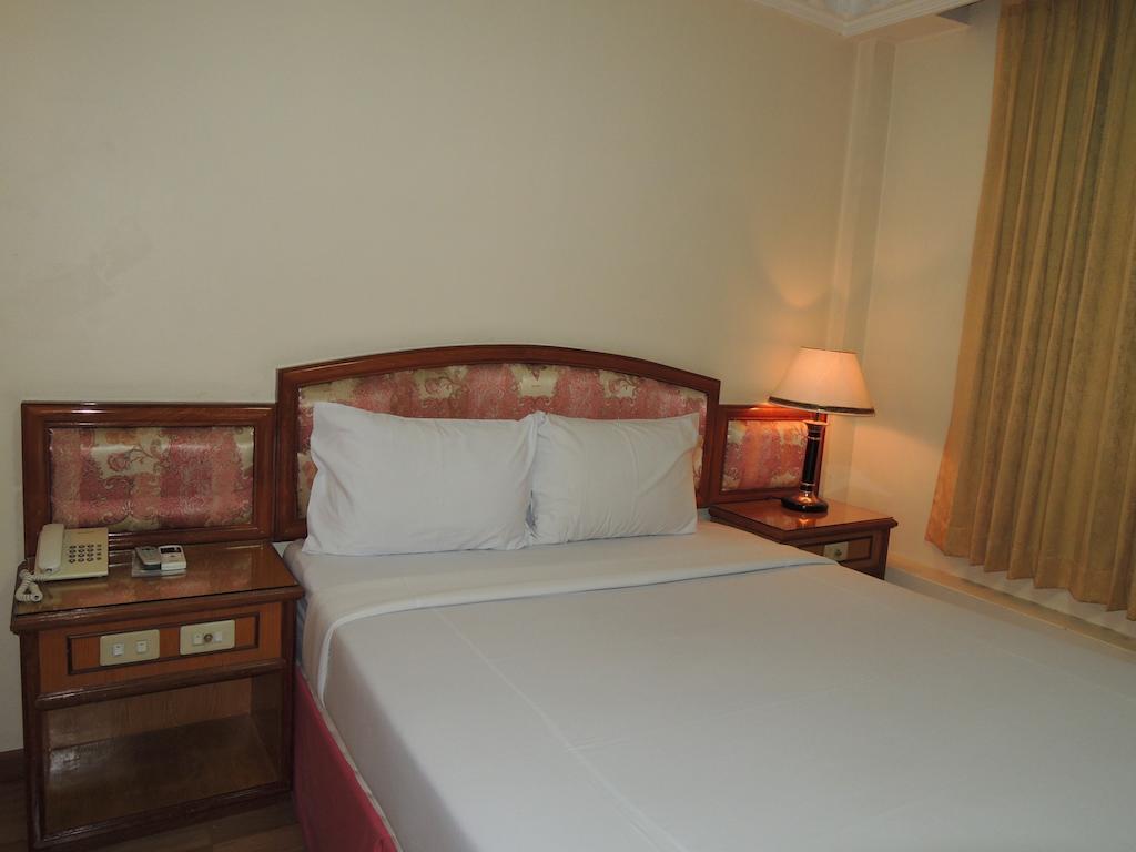 New York Hotel Пном Пен Екстериор снимка