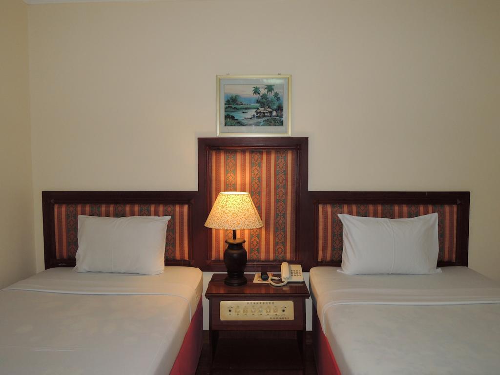 New York Hotel Пном Пен Екстериор снимка