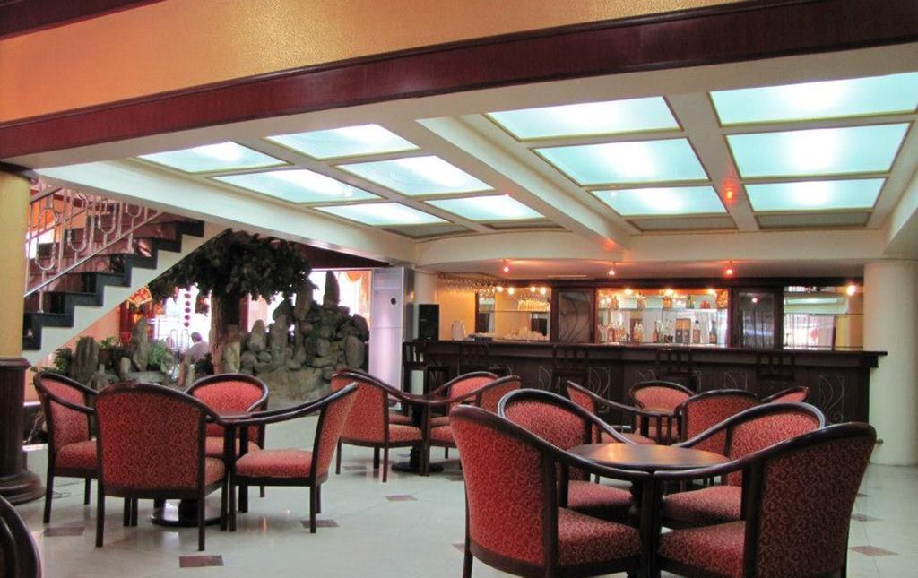 New York Hotel Пном Пен Екстериор снимка