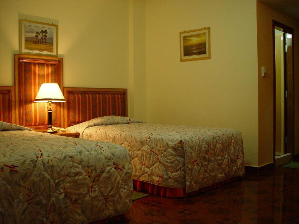 New York Hotel Пном Пен Екстериор снимка