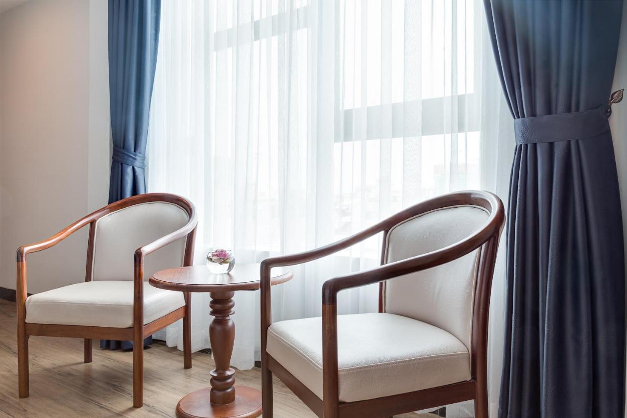 New York Hotel Пном Пен Екстериор снимка