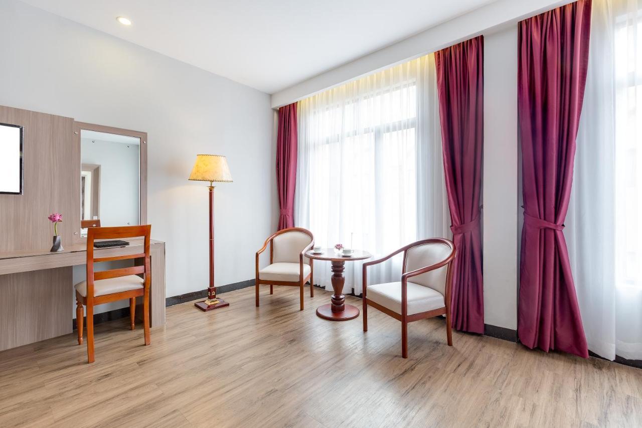 New York Hotel Пном Пен Екстериор снимка