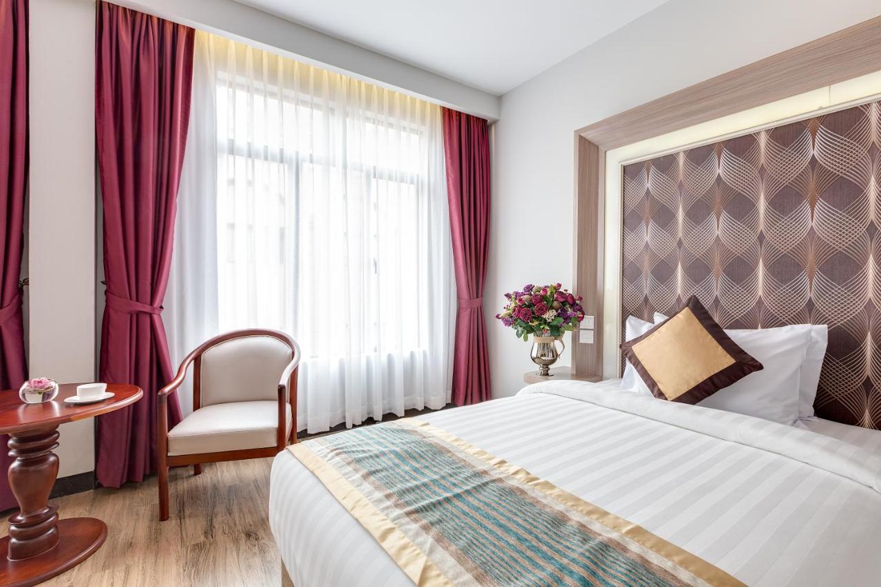 New York Hotel Пном Пен Екстериор снимка