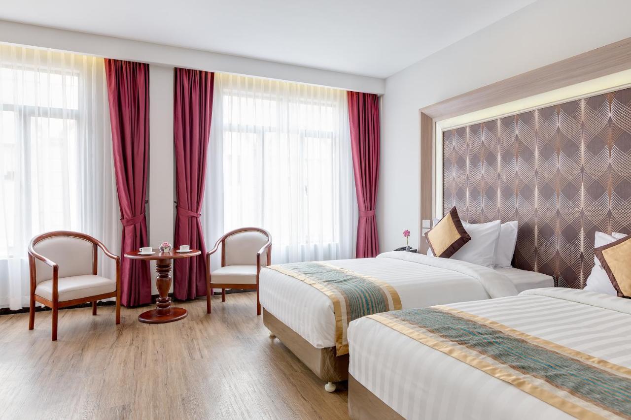 New York Hotel Пном Пен Екстериор снимка
