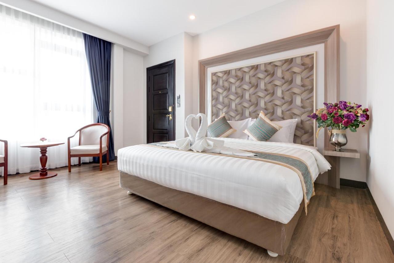 New York Hotel Пном Пен Екстериор снимка