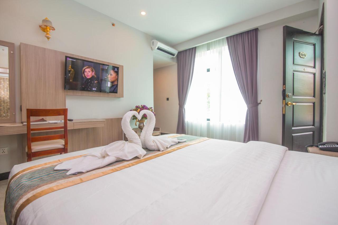 New York Hotel Пном Пен Екстериор снимка