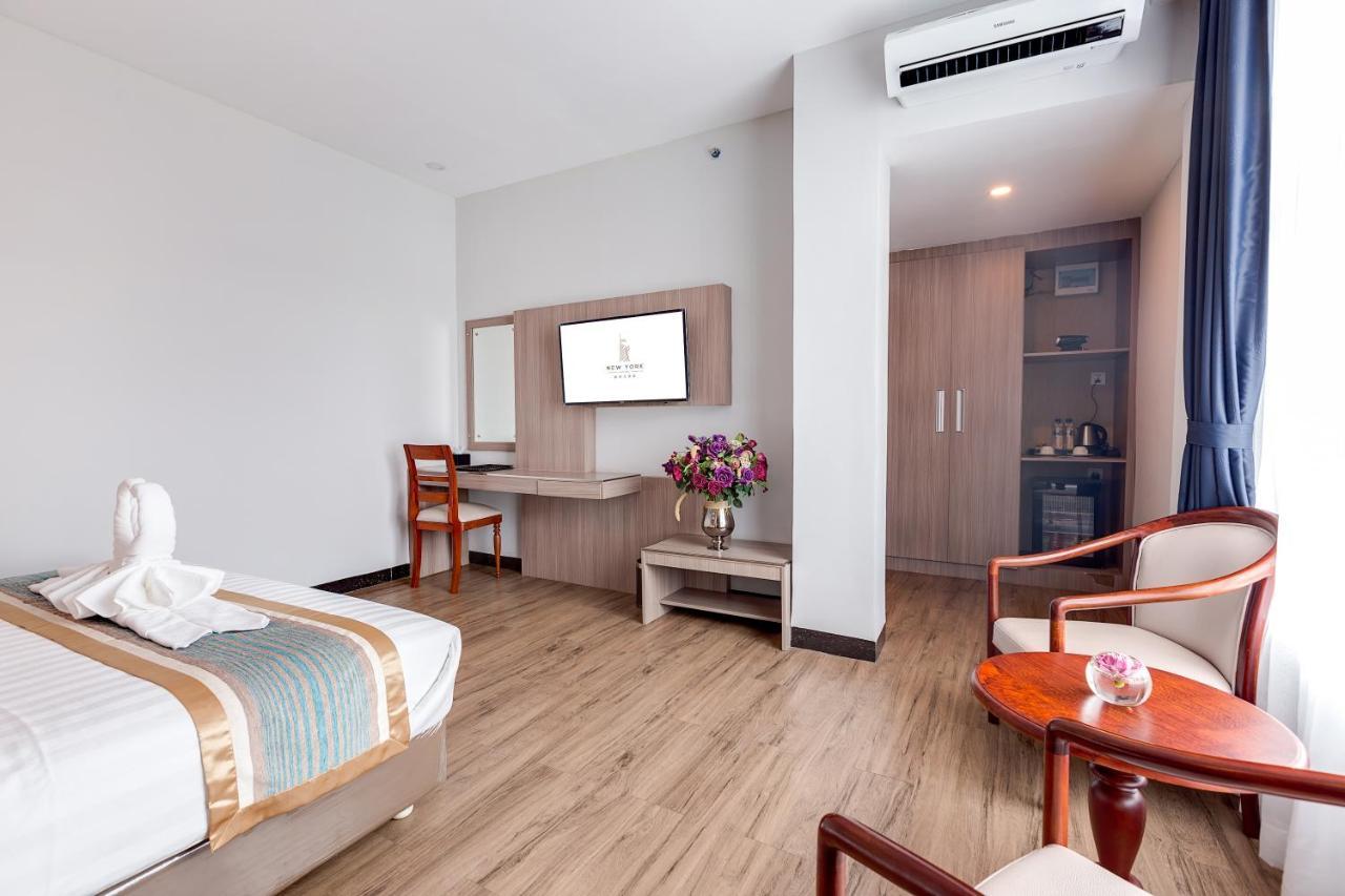 New York Hotel Пном Пен Екстериор снимка