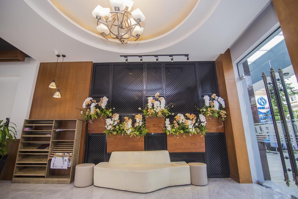New York Hotel Пном Пен Екстериор снимка
