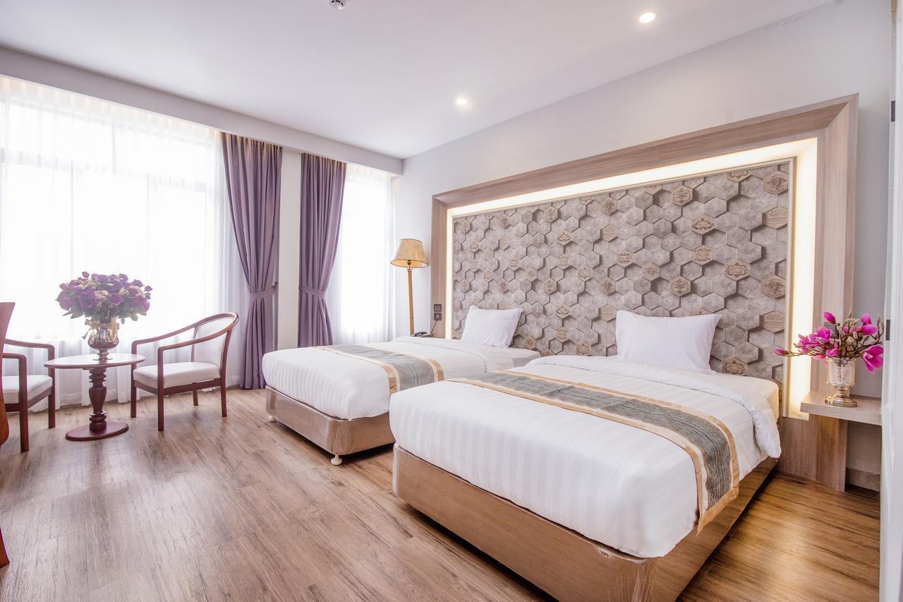New York Hotel Пном Пен Екстериор снимка