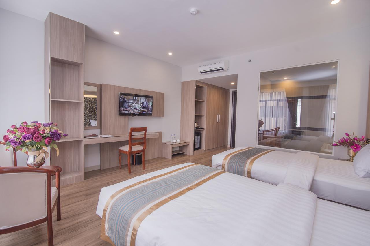 New York Hotel Пном Пен Екстериор снимка